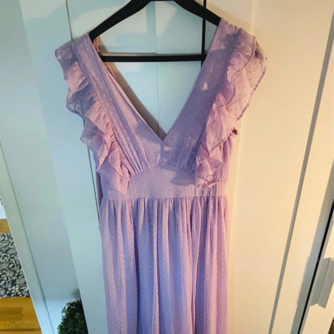 Ljuslila långklänning med volang och v-ringning