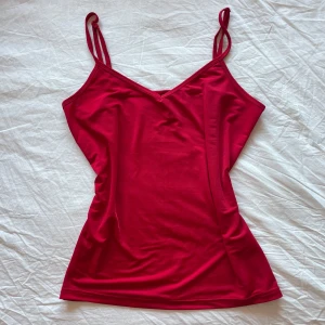 Rött linne - Rött linne från Rut&Circle i strl S och fint skick 💌