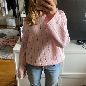 Ljusrosa stickad kofta från 157 - Säljer en ljusrosa stickad kofta från 157 i storlek XS. Koftan har ett hålmönster i lodräta ränder och är långärmad med en mjuk och luftig känsla. Perfekt för lager-på-lager och enkel att matcha till jeans eller kjol.