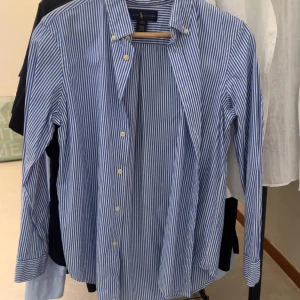 Blårandig skjorta från Ralph Lauren - Bra skick behövs bara strykas storlek S