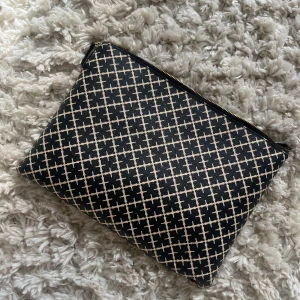 Malene birger data fodral - Såå fint datafodral, finns defekterna (se bilderna)!!🥰💕💕