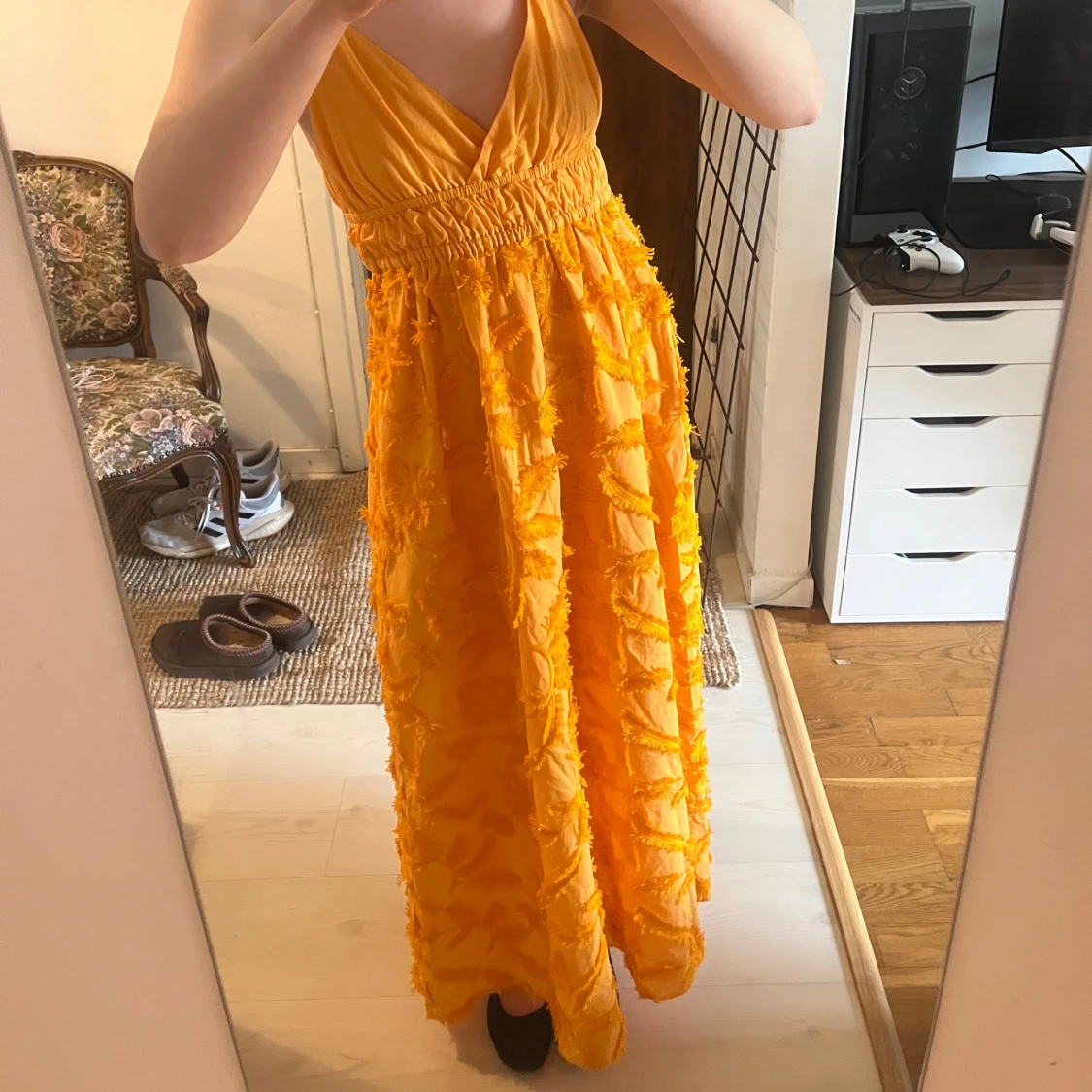 Orange långklänning med struktur och smala axelband - 2