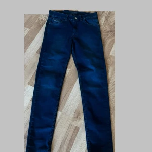 Mörkblå jeans från Prada  - Säljer ett par mörkblå Prada jeans. Knappt använda 1-2 gånger tyckte inte dom passade mig men annars väldigt bekvämat material. Skriv till mig vid frågor eller något ni undrar över.