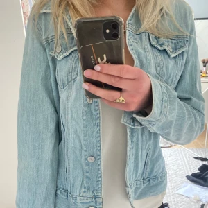 Gap jeansjacka  - jeansjacka från Gap. Står storlek m men passar s 
