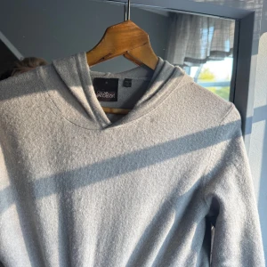 Oscar Jacobson Hoodie - Oscar Jacobson hoodie i kashmir. Riktigt bra skick, 9/10. Nypris: 1600. Säljer för endast 899. Säljer då den har blivit för liten för mig. Priset är ej hugget i sten.