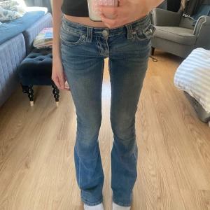 Jeans från True Religion - Säljer ett par klassiska blå jeans från True Religion med bootcut-passform. Knappt använda!! postar direkt efter köp! 🥰 (äkta)