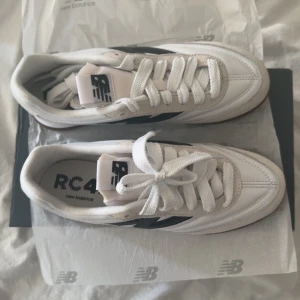 Ett par nya skor från New balance - Säljer de för att de är småa. Ny pris 1200kr säljer de för 900kr.