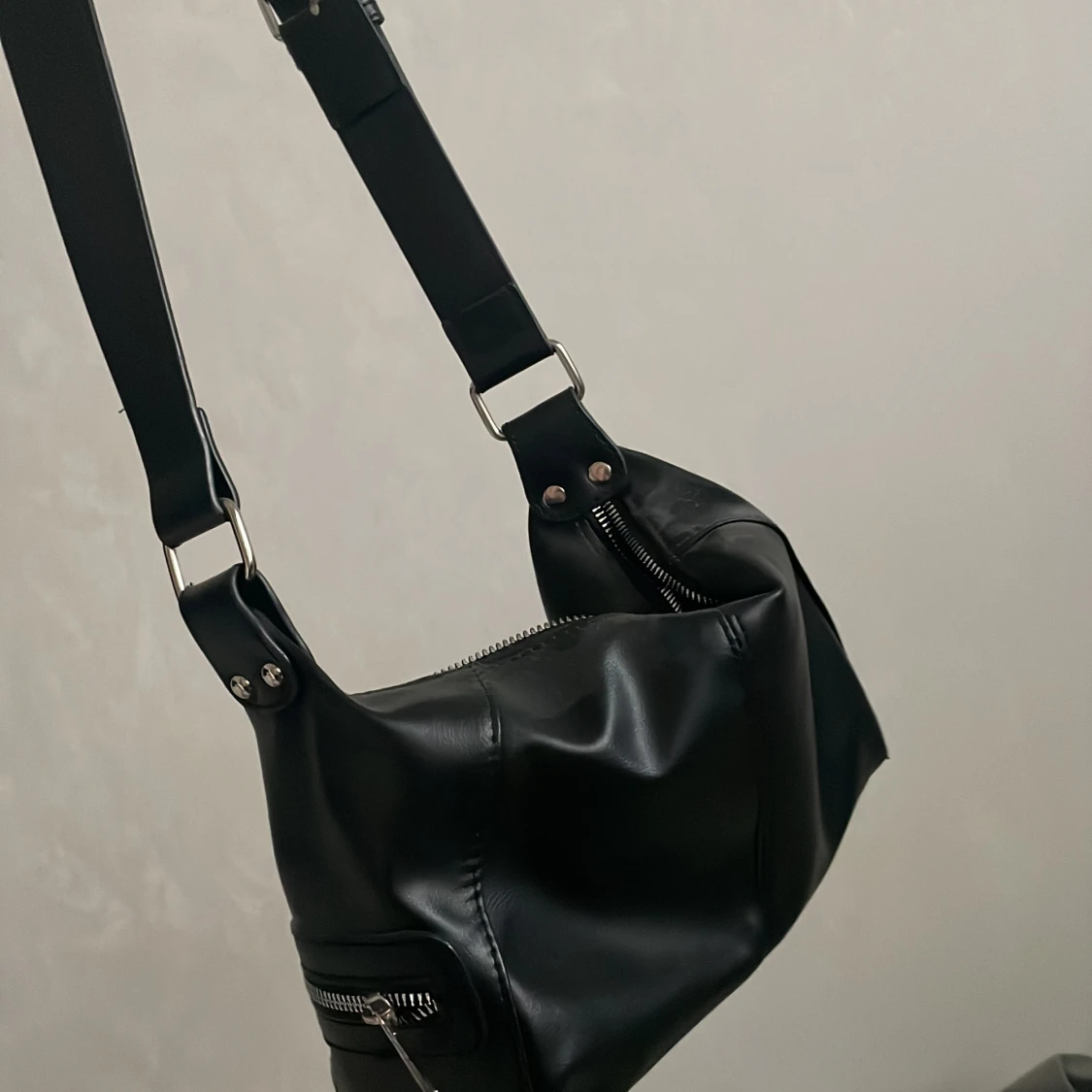 Svart axelväska i skinnimitation