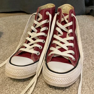 Vinröda Converse skor - Använda få gånger men har en liten vit rand på sidan, men det går att få bort.