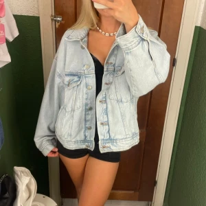 Oversized jeansjacka  - Ljusblå oversized jeansjacka från Pull&Bear, så snygg till sommaren 