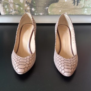 Beige pumps från Giuseppe Zanotti Design med ormmönster, storlek 38💗 - Säljer ett par väldigt coola och snygga klackar från Giuseppe Zanotti! Om du är intresserad av dessa eller har pris förslag, skriv gärna!💕💕