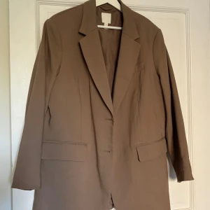Beige kavaj HM - Kavaj/blazer från HM. Mycket sparsamt använd.