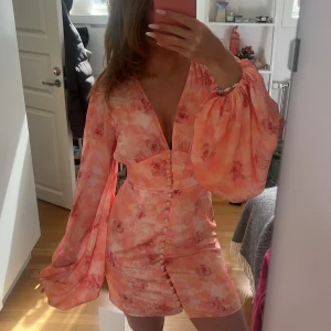 Adoore klänning peach - Superfin kortklänning från adoore!! Slutsåld på nätet💕prislapp kvar, endast testad 