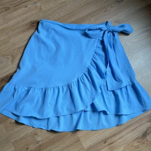 Ljusblå omlottkjol med volang från Vero Moda - Färgen är ljusare i verkligheten, använd fåtal gånger så är som ny