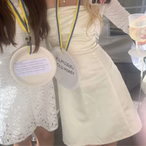 Elegant Studentklänning - Säljer min gamla studentklänning. Otroligt elegant och vacker. Jag sydde om den själv från en gammal brudklänning. 