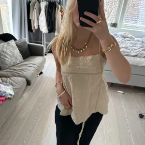 Beiget linne från Zara - Superfint beiget linne från Zara med broderi. Köpt för 329kr. Storlek XS