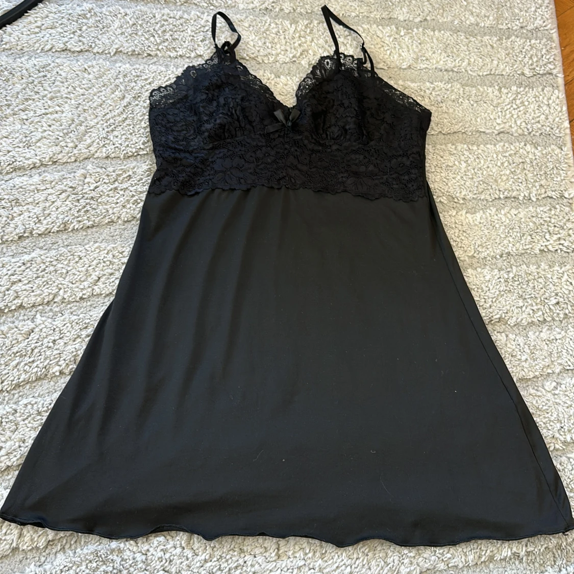 Svart spetsklänning/nattlinne med tunna axelband