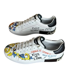 Dolce & Gabbana  - DOLCE & GABBANA sneakers. Storlek 43 / 9. Skick som nya. Pris 3390kr kommer med dustbag. Finns att köpa på Fashionels.com