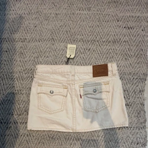 Vit jeanskjol från Levi's - Säljer en helt ny vit jeanskjol från Levi's, lågmidjad!!!super fin, men passade inte mig i storlek.