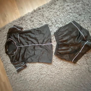 Pyjamas  - En skön pyjamas. Som jag tyvärr inte andvänder. I svart och lite vitt. Vet inte var ifrån den kommer därav jag fick den i present och lappen har klippts av. Både tröja o shorts för 99 kr.💕💕💕