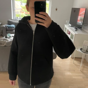 Svart jacka - Svart jacka från Zara. Använd men i bra skick. Är i storlek m och sitter lagom oversize på mig som vanligtvis har storlek S. Nypris 299🌸