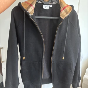Burberry kofta  - Oanvänd burberry kofta i storlek s, lapparna sitter fortfarande kvar.