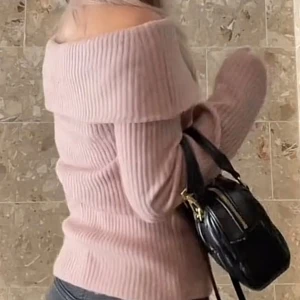 Off-shoulder tröja  - Jätte mysig stickad off shoulder tröja, perfekt till kallare sommardagar. Knappt använd 