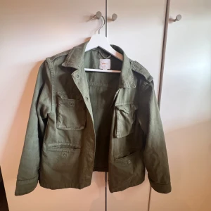 Grön Jeansjacka  - Säljer min jättefina gröna jeansjacka för att jag inte använder den längre😘Passar Xs och är i bra skick😚🌺