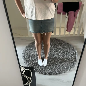 Jeanskjol - Jeanskjol från Gina tricot, inte använd särskilt mycket alls. Säljs på grund av att den är för liten💕