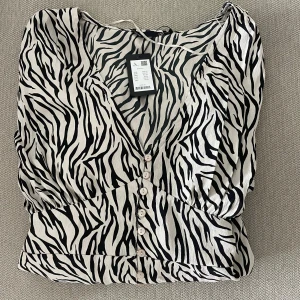 Klänning - Långklänning från LAGER157. Nypris 200kr. Köparen står för frakten. Pris kan diskuteras vid snabb affär.