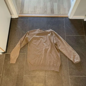 Beige tröja från Oscar Jacobson - Säljer en beige stickad tröja från Oscar Jacobson. Använd ungefär 3 gånger och är size S men passar folk med M