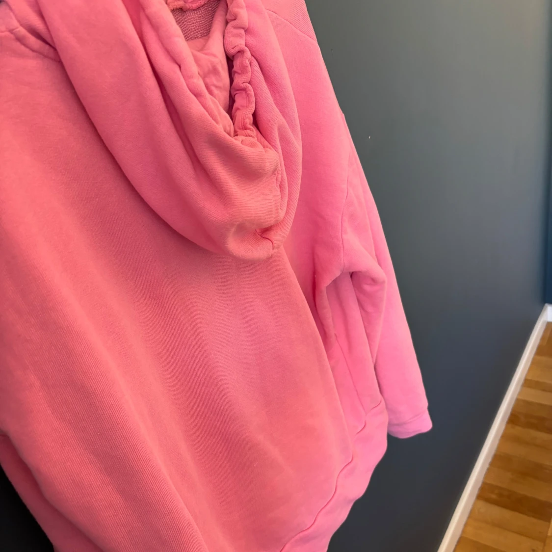 Rosa hoodie med huva och magficka - 1