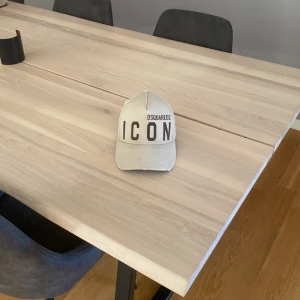Beige keps från Dsquared2 ICON - Helt ny Dsquared2 keps, perfekt för sommaren, pris kan diskuteras. Köpt för 1300+ på NK.Pris kan diskuteras 