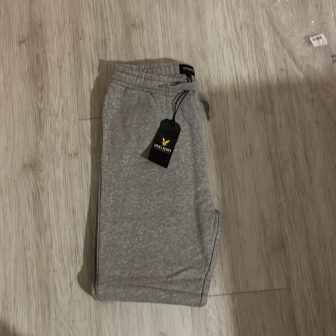 Grå mjukisbyxor från Lyle & Scott Junior - 1