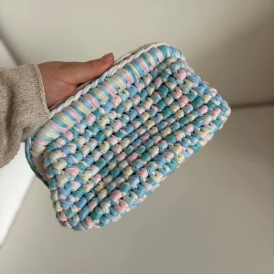 Handgjord pastellfärgad necessär av design.by.bela - Superfin handgjord necessär i pastellfärgad textil. Väskan har mjuka toner av blått, rosa och vitt, och en unik, chunky design som verkligen sticker ut. Perfekt för dig som vill ha en färgglad och söt accessoar till din outfit. Kika gärna in vår Instagram @design.by.bela för andra handgjorda necessärer och väskor. 
