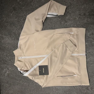 Beige tröja från Palm Angels - Snygg beige tröja från Palm angels, säljes då jag inte använder så mycket. Tröjan har inga defekter och är väldigt stilren och klassisk, även från ett känt varumärke. För mer bilder, skriv till mig.