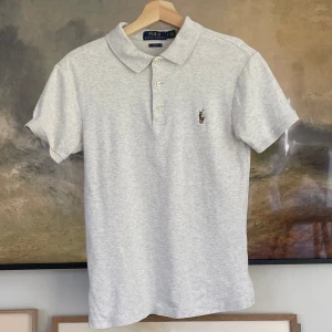 Ralph Lauren Piké - Säljer en snygg Piké från Ralph Lauren i mjukt material | Skick: 9,5/10 Storlek: S | Mått: Axelbredd: 43cm Axel till midja: 58cm Ärmen: 23cm | Nypris: 1595kr Mitt pris: 399kr | Tveka inte på att ställa frågor privat!💯