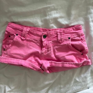Vintage Lågmidjade jeansshorts - Säljer ett par korta rosa Lågmidjade shorts med uppvikta ben. Vintage så svåra att få tag på. Tar inte emot prisförslag under 500kr.💞