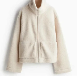 Beige teddyjacka med dragkedja - Mysig beige teddyjacka från hm med hög krage och dragkedja. Köpt nydligen och knappast använd. Som ny🥰