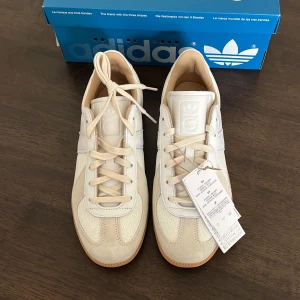 Adidas BW Army sneakers *NYA* - Säljer helt nya vita Adidas BW Army sneakers. Dessa är väldigt eftertraktade och köpte dem för 1645 plus frakt. 