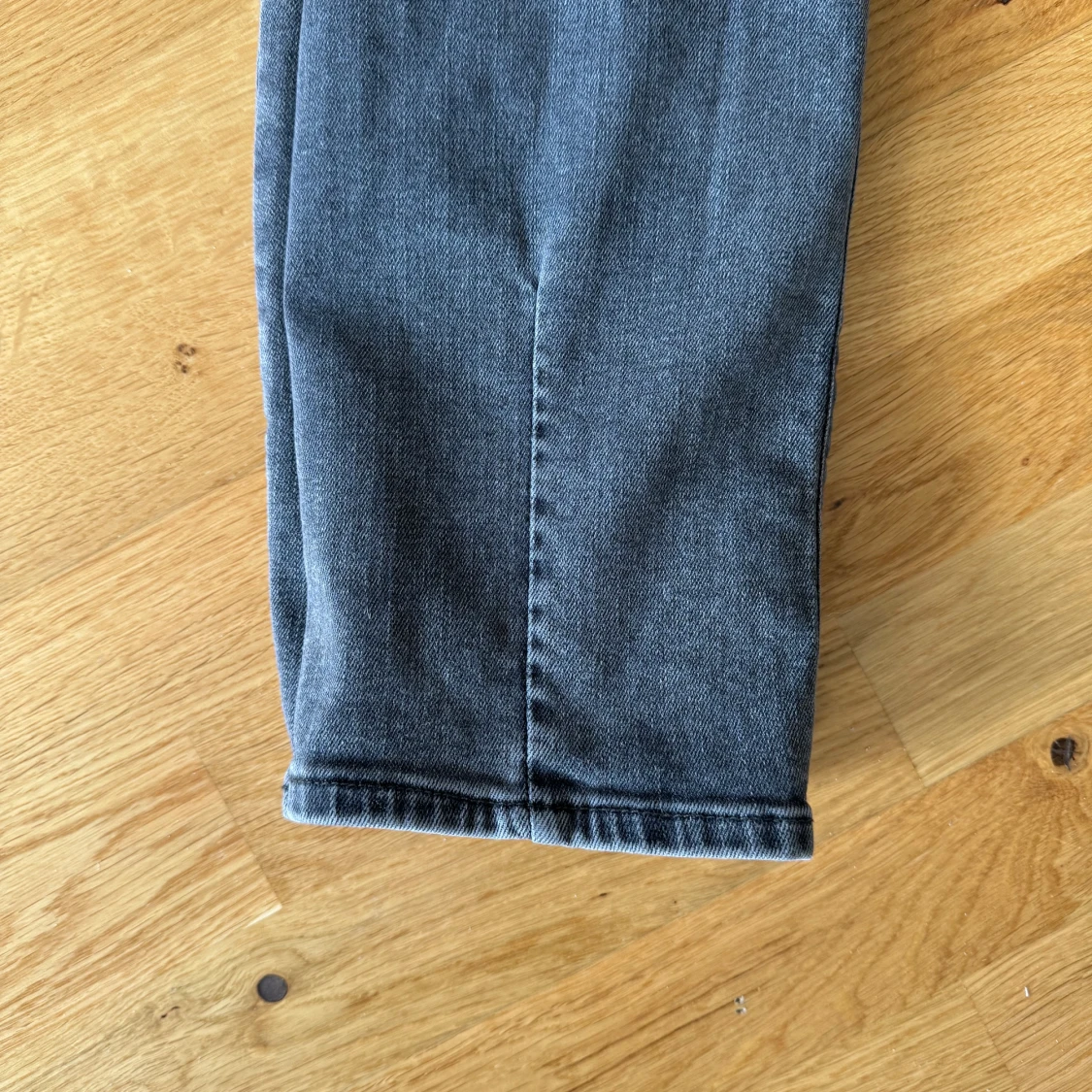 Grå jeans från Neuw, modell Lola - 4