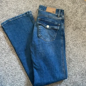 Blåa jeans - Mörkblåa jeans från Lager 157, kommer inte till användning. Dessa är kortare i längden.