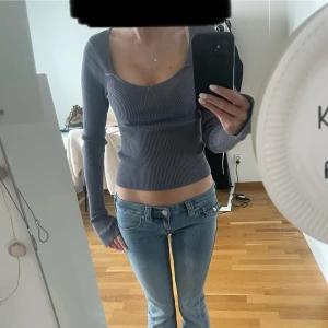 Gina tricot tröja  - Grå ribbstickad tröja ifrån Gina tricot. Sparsamt använd utan defekter. Storlek s men skulle säga att den passar xs-m då den är väldigt stretchig. Hör av er vid frågor💗