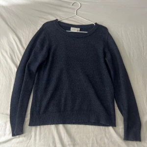 Mörkblå stickad tröja från Vila - mörkblå stickad tröja från Vila i storlek M