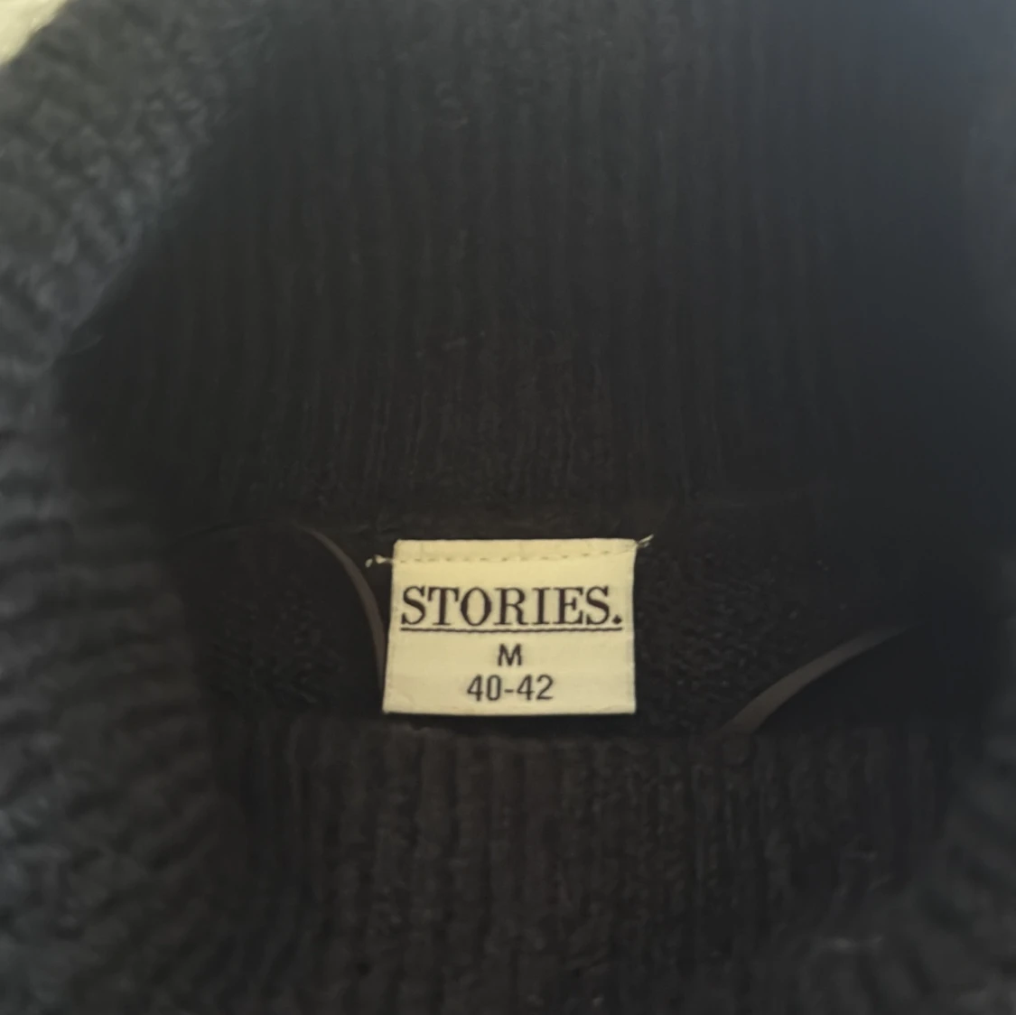 Svart stickad polotröja från Stories - 2