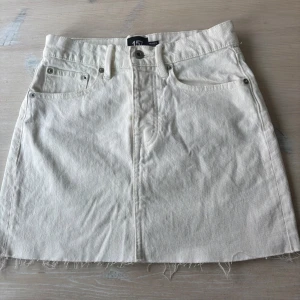 Vit jeanskjol  - Säljer en vit jeanskjol från lager 157, kjolen har bälteshällor och knappstängning framtill. Kommer tyvärr inte till användning så mycket som jag hoppades💕Passar även S i storleken.