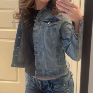 Jeansjacka - Säljer en blå jeansjacka från Vila eftersom att den inte kommer till användning. Köpte den för bara någon månad sen. Jättefint skick, använd väldigt få gånger. Nypris 599kr. Priset kan diskuteras!!!! 