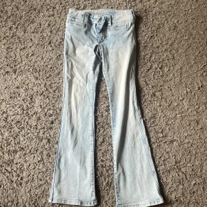 Ljusblå bootcut jeans - Säljer ett par ljusblå bootcut jeans från hm i stl 158. 