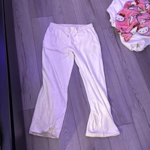 Vita/ljus gula byxor från Juicy Couture - Jag säljer mina ljus gula/vita juciy för att jag inte använder dom! Har haft på mig dom 1 gång. Dom är i storlek 160/15-16 år. Men dom är uppsydda och passar mig som är ca 158cm lång. Väldigt bra skick. Köpte för 1200kr 