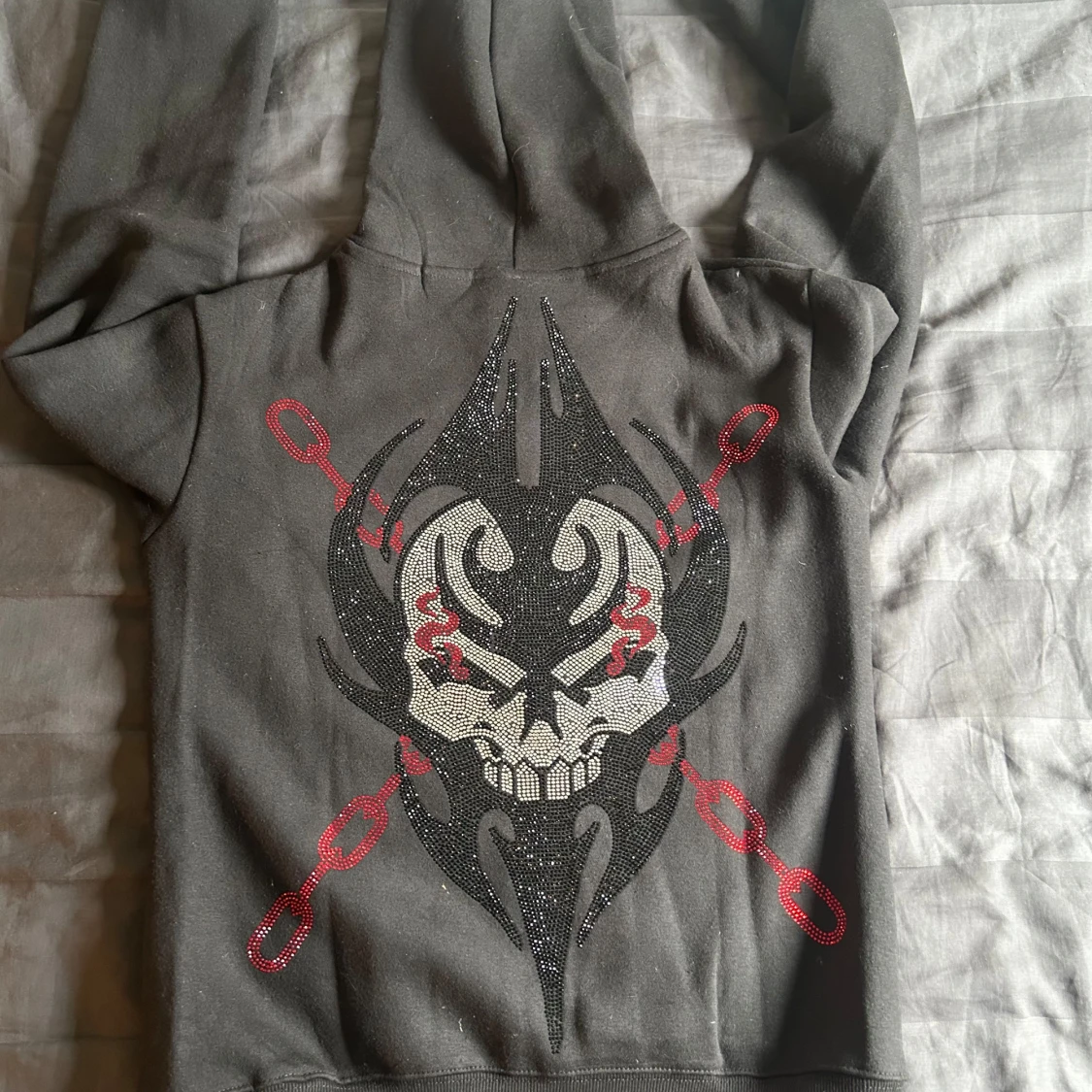 Svart hoodie från Aim For The Moon - 2